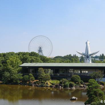 Expo’70 Commemorative Park (Suita), view from the Japanese garden on the Tower of the sun and the LaLaport EXPOCITY Ferris wheel