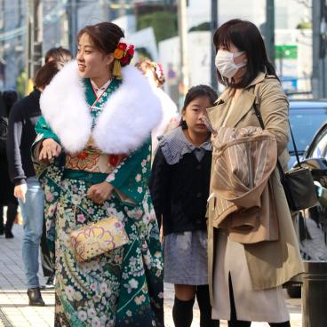 Young Japanese women wearing furisode kimono for Seijin no Hi 3