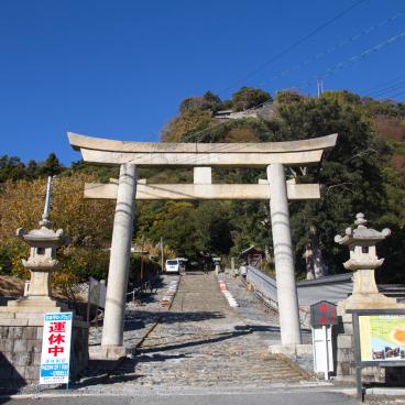 Kunozan Toshogu (Shizuoka), Great stone torii and Omotesando stairway