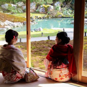Shoren-in (Kyoto), Women wearing traditional kimono