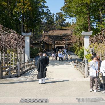 Kongobu-ji (Mount Koya, Wakayama), Pilgrims at the entrance of the temple's grounds