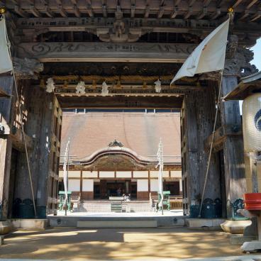 Kongobu-ji (Mount Koya), Main gate Seimon and view on Daigenkan
