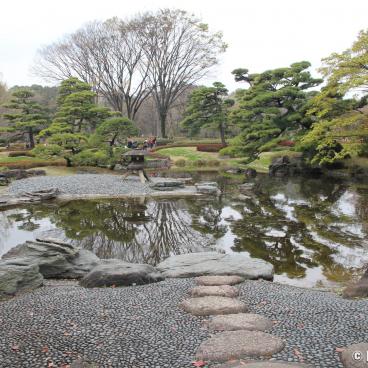 Kokyo Higashi Gyoen (Tokyo), Pond and stone lantern in Ninomaru Garden