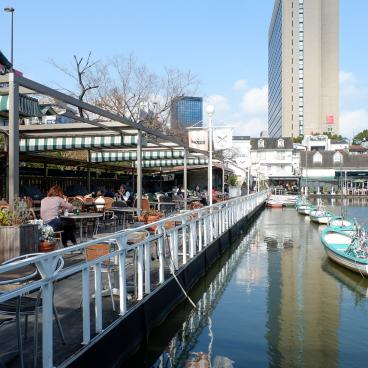 Kagurazaka (Tokyo), Canal Café at the area's southeastern access 3