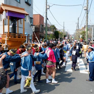 Kanamara Matsuri, Fune-mikoshi parading 2