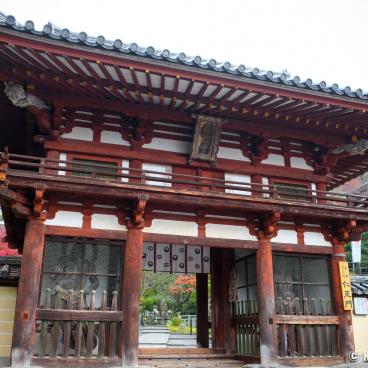 Oka-dera (Asuka), Niomon Gate in autumn