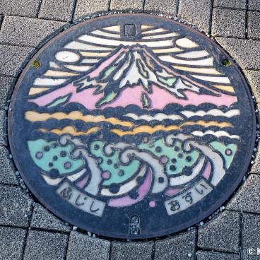 A decorated manhole in Fuji City (Shizuoka)