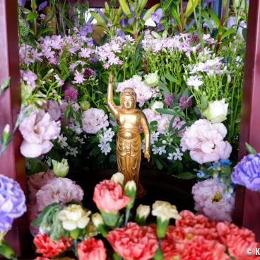 Nishiarai Daishi (Tokyo), Statue of Shaka Nyorai at birth for Hana Matsuri
