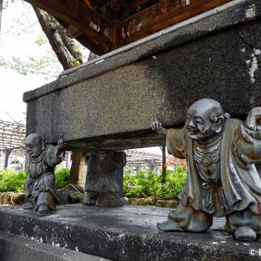 Hana Matsuri in Nishiarai Daishi temple (Tokyo), Ablution fountain (mizuya)