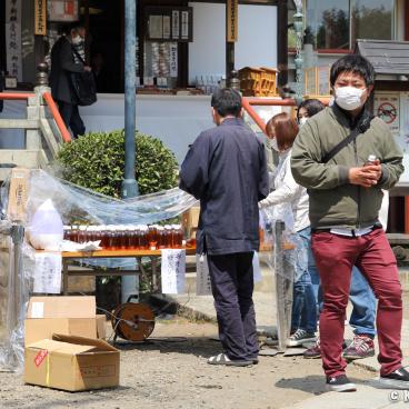 Hana Matsuri in Araibakushi Baisho-in temple (Tokyo), Worshippers receiving ama-cha during Coronavirus pandemic