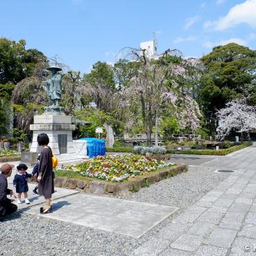 Hana Matsuri in Nishiarai Daishi temple (Tokyo), Japanese family and statue of Kobo Daishi as a pilgrim