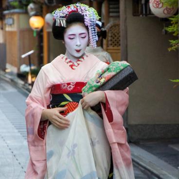 Maiko wearing a kimono in Kyoto 2