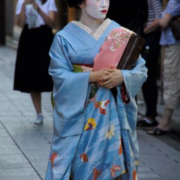 Maiko wearing a kimono in Kyoto 3