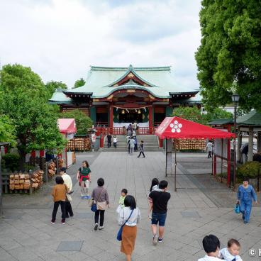 Honden main hall in Kameido Tenjin shrine (Tokyo)
