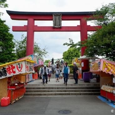 Food stalls at the entrance of Kameido Tenjin shrine (Tokyo)