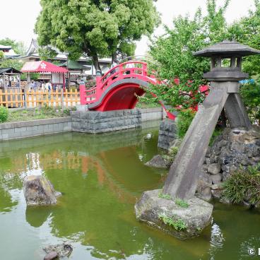 Kotojidoro lantern and Onna-bashi Bridge in Kameido Tenjin shrine (Tokyo)