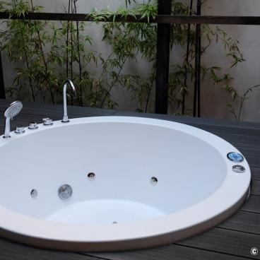 Shiki Suites Hotel (Kyoto), Room with an open air Jacuzzi