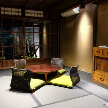 Shiki Kishoan House (Kyoto), Japanese living-room with black tatami mats