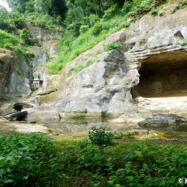 Zuisen-ji (Kamakura), Tennyodo Cave and Choseichi Pond