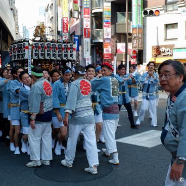 Kanda Matsuri, A neighborhood mikoshi portable shrine and its carriers