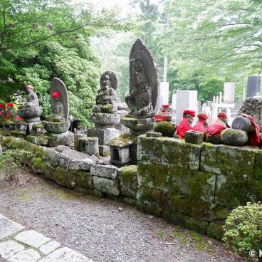 Kanmangafuchi Abyss (Nikko), Cemetery and Jizo statues in Joko-ji Temple