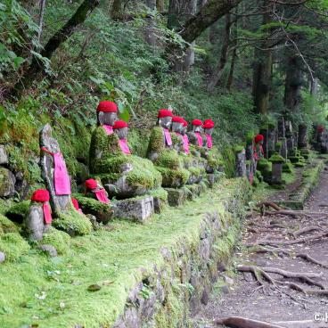 Kanmangafuchi Abyss (Nikko), Line of Jizo statues (Narabi Jizo or Bake Jizo)