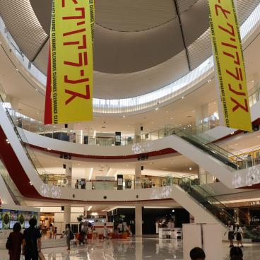 LaLaport EXPOCITY (northern Osaka), Shops and restaurants