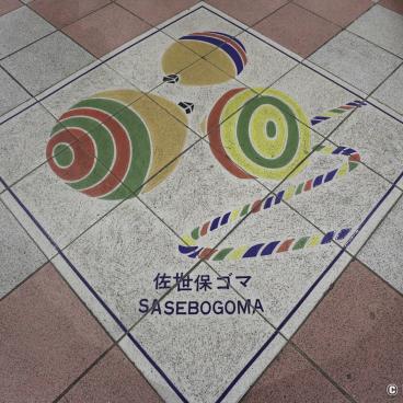 Sasebo (Nagasaki), Signs on the floor in Sasebo Yonkacho Shotengai