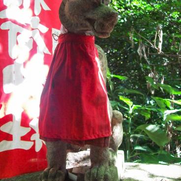 Sasuke Inari-jinja (Kamakura), Fox statuette with a red apron