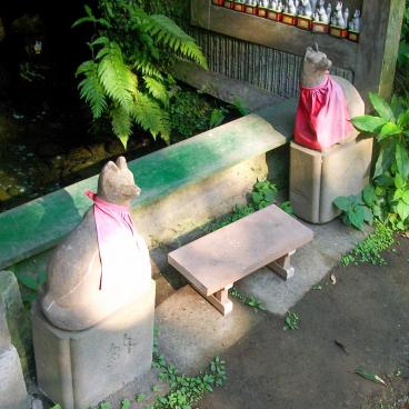 Sasuke Inari-jinja (Kamakura), Statuettes of foxes