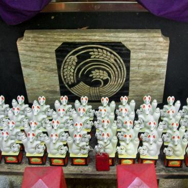 Sasuke Inari-jinja (Kamakura), Statuettes of foxes 2