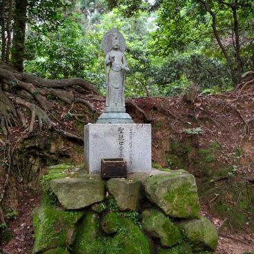 Shoshazan Engyo-ji, Buddhist stele and statue