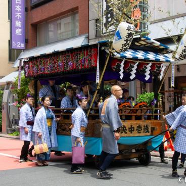 Sanja Matsuri (Tokyo), A float carrying musicians during the festival