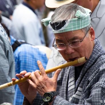 Sanja Matsuri (Tokyo), Flute player during the procession on Saturday