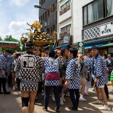 Sanja Matsuri (Tokyo), Mikoshi carriers in the streets of Asakusa