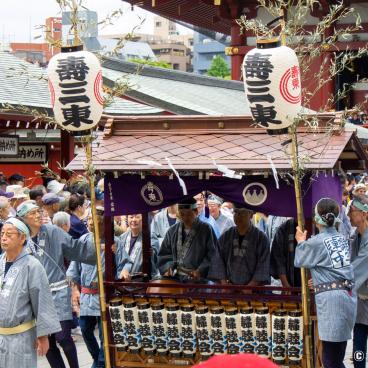 Sanja Matsuri (Tokyo), Taiko drums players during the procession on Saturday