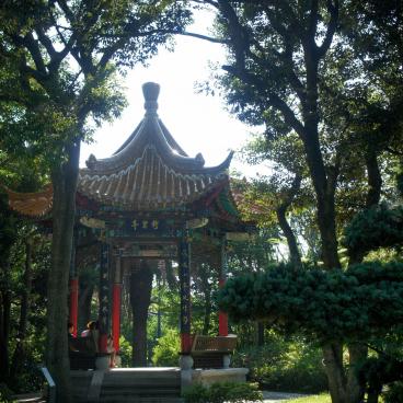 Samuel Cocking Garden (Enoshima), Alley under the trees and Asian-style pavilion