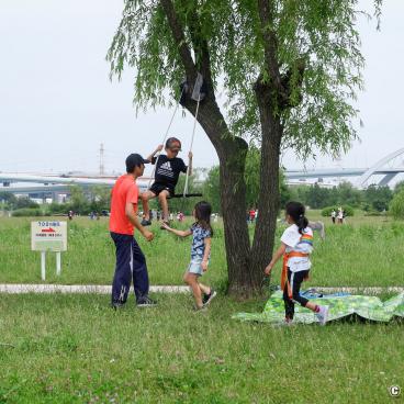 Father's day in Japan, Fathers and children playing at the park 2