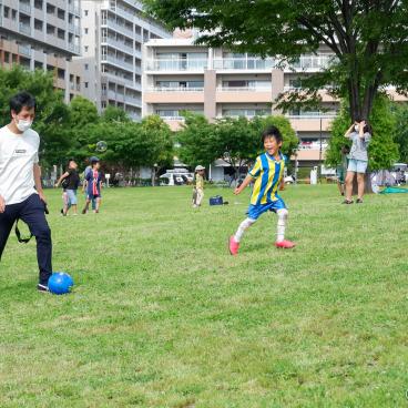 Father's day in Japan, Fathers and children playing at the park