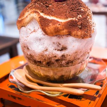 Tiramisu flavored kakigori at Tea and Sake room "Tasuki" (お茶と酒 たすき) in Gion (Kyoto) 2