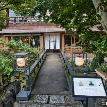 Entrance of Pass The Baton shop and Tea and Sake room "Tasuki" (お茶と酒 たすき) in Gion (Kyoto)