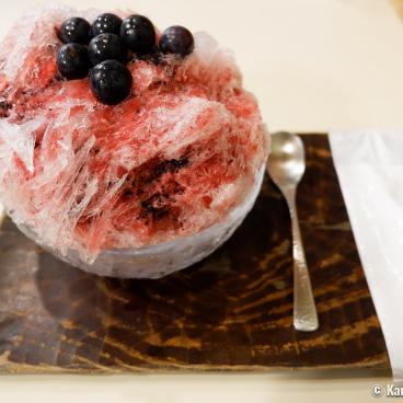 Kakigori topped with blueberries at restaurant Darumaya (だるまや餅菓子店) in Tokyo