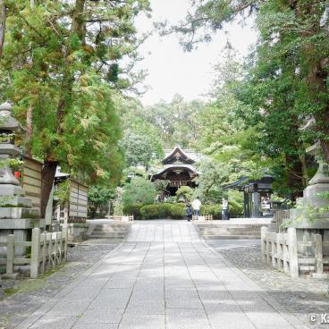 Higashi-Tenno Okazaki-jinja, Path to the main hall