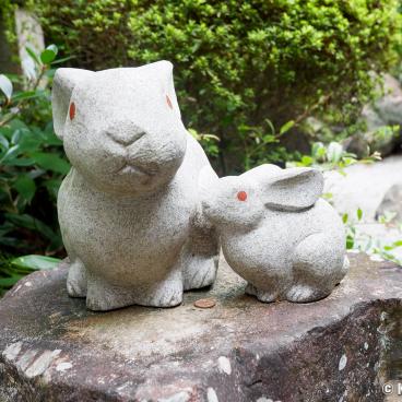 Higashi-Tenno Okazaki-jinja, Rabbits statues in the shrine's grounds