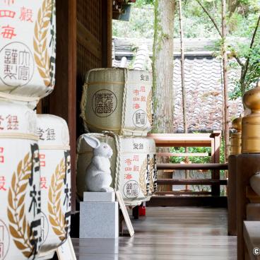 Higashi-Tenno Okazaki-jinja, Maneki Usagi rabbit statue and sake barrels