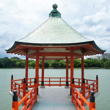 Ohori Park (Fukuoka), Ukimi-do pavilion on the lake