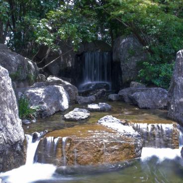 Ohori Park (Fukuoka), Waterfall in Ohori Teien Japanese garden