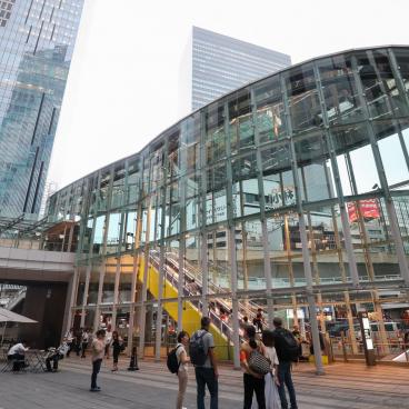 Shibuya Stream (Tokyo), Terraces at the entrance 2