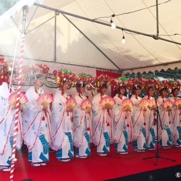 Tenmangu shrine in Osaka, Dancers dressed as weaver girls