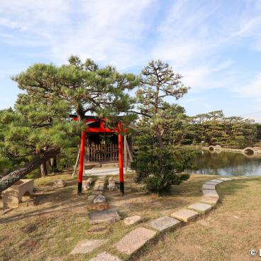 Yosui-en garden in Wakayama, Shrine on the central island